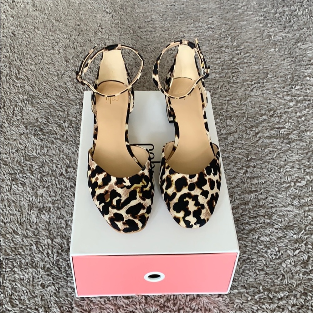 Never worn Super cute leopard shoes!